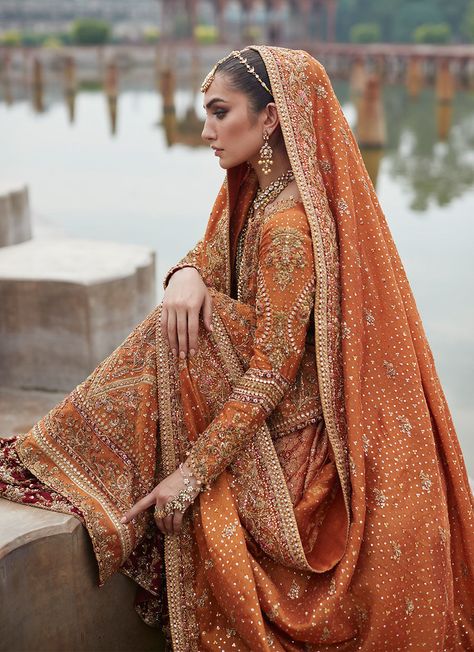 Orange Indian Dress, Orange Indian Outfit, Pakistani Bridal Lehenga, Orange Lehenga, Bridal Mehndi Dresses, Desi Wedding Dresses, Wedding Lehenga Designs, Asian Bridal Dresses, Indian Bride Outfits