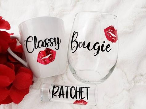 Wine Glass Valentine Ideas, Boss Lady Wine Glass, Bachelorette Party Wine Glasses, Boss Lady Wine Glasses, Valentine’s Day Wine Glasses, Cute Wine Glasses, Wine Glass Vinyl, Diy Glasses, Glass Drink