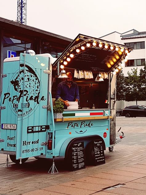 Italian street food. Papa Piada foodtruck in Helsingborg. Food Van Design, Italian Food Truck, Foodtrucks Ideas, Pizza Vans, Street Food Design, Italian Street Food, Food Vans, Mobile Coffee Shop, Casa Cook