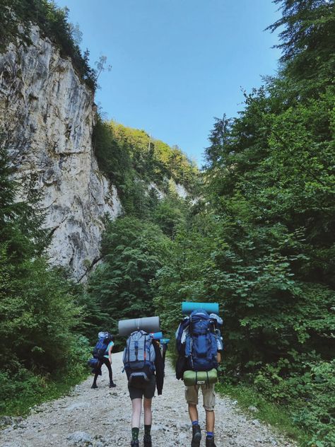 Best Hiking Backpacks For Women, Mountain Hiking Aesthetic, Hiking Couple, Aesthetic Mountains, Hiking Bags, Trekking Gear, Best Hiking Backpacks, Hiking Pics, Outdoorsy Couple