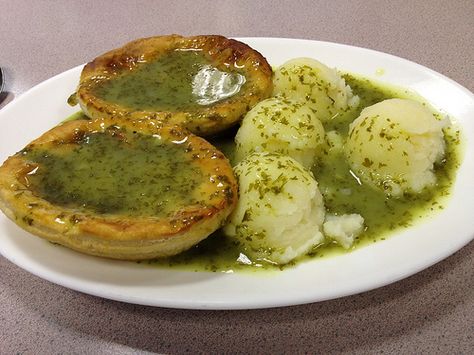 Pie, mash and liquor. Is my happiness as most food is Jellied Eels, Green Liquor, British Food Traditional, Pie And Mash, Potato Juice, Mushy Peas, Liquor Recipes, Mash Recipe, Uk Recipes