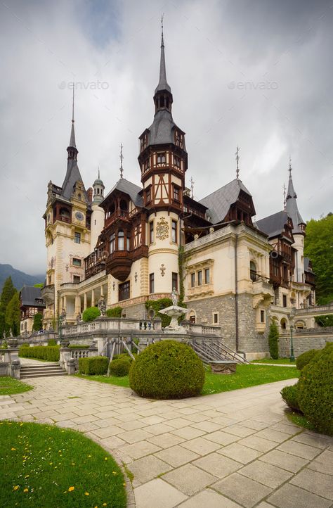 Peles Castle Romania, Beaux Arts Architecture, Castle Romania, Peles Castle, Old Castle, Castle Mansion, Mansion Floor Plan, Castle Aesthetic, Carpathian Mountains