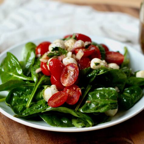 Spinach Caprese Salad - Everyday Homemade Homemade Balsamic Vinaigrette, Salad Dressing Recipes Healthy, Balsamic Vinaigrette Dressing, Cooking For A Crowd, Easy Salad Recipes, Balsamic Vinaigrette, Salad Dressing Recipes, Italian Dishes, Easy Salads