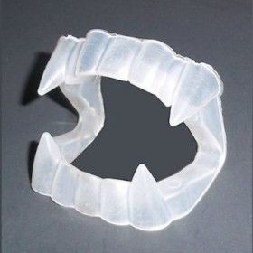 If you like to give trick-or-treaters little toys instead of candy or maybe you're planning a Halloween party and need favors, here's a great deal for you! Right now at Amazon, you can get 72 Glow In The Dark Vampire Fangs for only $6.90! That makes each... Werewolf Fangs, Homemade Mouthwash, Tooth Tattoo, Fake Teeth, Halloween Costume Mask, Vampire Aesthetic, Vampire Fangs, Vampire Teeth, Taika Waititi