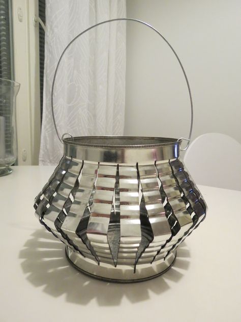 Can Lanterns, Tin Can Lanterns, Soda Can Crafts, Recycled Tin Cans, Tin Can Art, Aluminum Can Crafts, Lantern Ideas, Recycled Tin, Tin Can Crafts