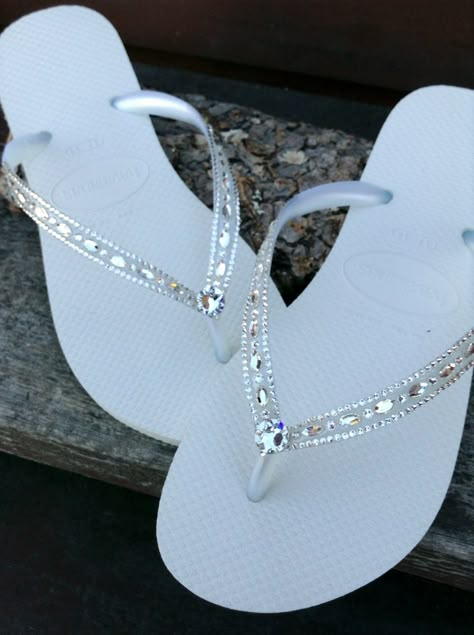 Bedazzled Shoes Diy, Easy Diy Fashion, Flip Flop Craft, Bling Flip Flops, Bridal Flip Flops, Beaded Flip Flops, Bedazzled Shoes, Decorating Flip Flops, Bling Sandals