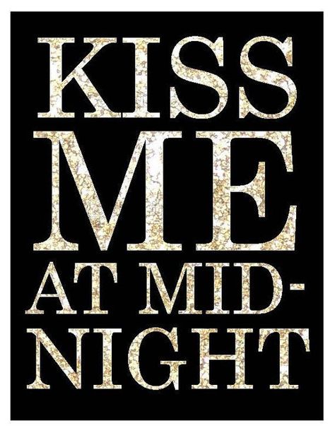 Kisses to bring in the new year Kiss Me At Midnight, Silvester Diy, New Year's Kiss, New Years Eve Day, Mid Night, Happy New Year 2016, Romantic Surprise, New Year 2017, New Year 2018