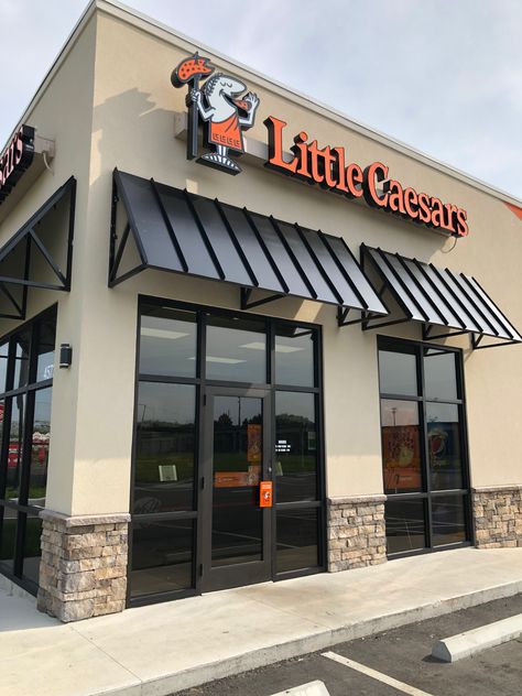 Exterior Restaurant Design Facades, Restruant Designs Exterior, Shop Sign Board Design Ideas, Restaurant Facade, Restaurant Exterior Design, Little Caesars, Plaza Design, Retail Facade, Bakery Design Interior