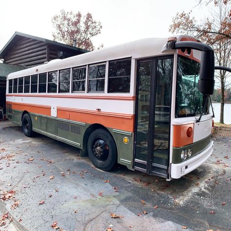 Skoolie Outside Paint, School Bus Paint Job, Skoolie Exterior Paint Ideas, Skoolie Paint Job, Green Skoolie, Bus Paint Job, Skoolie Exterior, Converted Homes, Outback Sunset