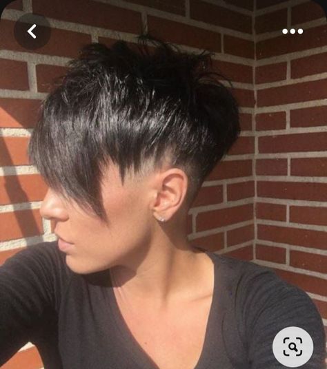 Hair Cut Ideas, Sassy Haircuts, Funky Short Hair, Short Dark Hair, Hair With Highlights, Short Hair Images, Men Hair Color, Dark Hair With Highlights, Super Short Hair