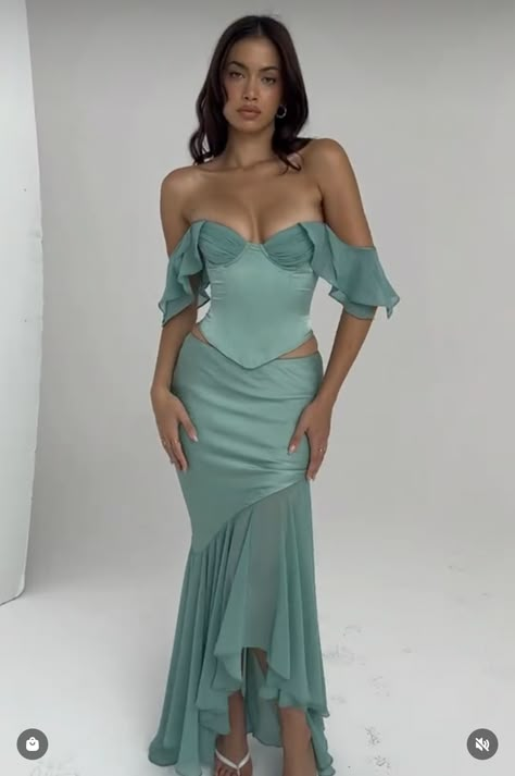 Jasmine Aesthetic, Satin Outfit, Aladdin Disney, Disney Princess Jasmine, Ruffle Maxi Skirt, Mermaid Core, Looks Party, Prom Dress Inspiration, Princess Jasmine