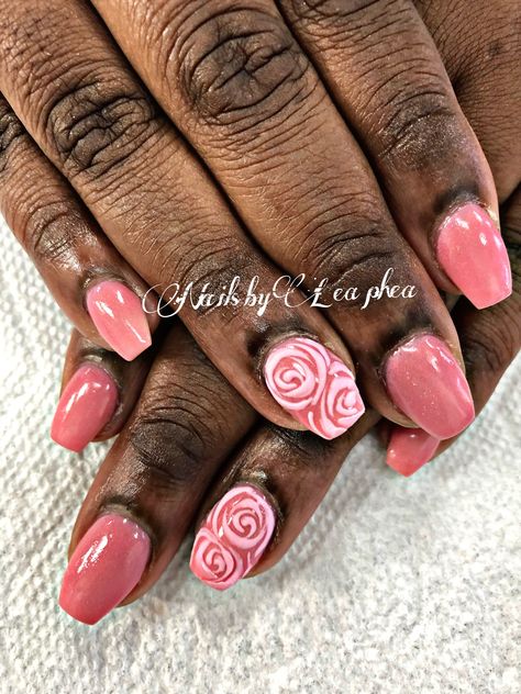 Pink Nail Inspo Almond Short, Derby Nails Design, Nail Art With Roses, Kentucky Derby Nails Art, Pink Rose Nail Designs, Pink Rose Nail Art, Pink Roses Nails, Derby Nails Kentucky, Rose Design On Nails