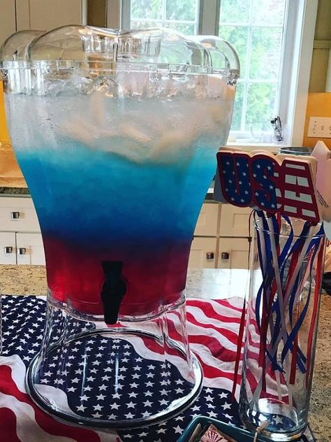 Red, White, and Blue Layered Punch- patriotic punch 4th of july memorial day drinks recipe Red White Blue Drink, Diet Sprite, Fourth Of July Drinks, Blue Graduation Party, Blue Punch, Pitcher Drinks, Layered Drinks, Crafty Morning, Blue Birthday Parties