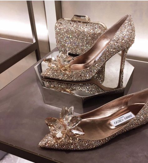 Lux Gifts, Gold Money, Bridal Heels, Wedding Heels, Pakistani Wedding, Designer Heels, Desi Beauty, Beautiful Bags, Wedding Men