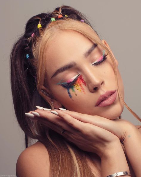 Danna Paola Rivera Munguía Japanese Sun, Rainbow Eye Makeup, Sun Hoodie, Pride Makeup, Face Art Makeup, Chic Makeup, Rainbow Makeup, Creative Eye Makeup, Pride Outfit