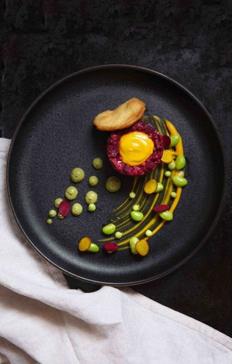 Food In Black Plate, Black Plate Food Presentation, Food On Black Plates, Black Plate Food Photography, Michelin Food Photography, Beach Food Photography, Food Plate Photography, Fine Dining Plates, Beetroot Tartare