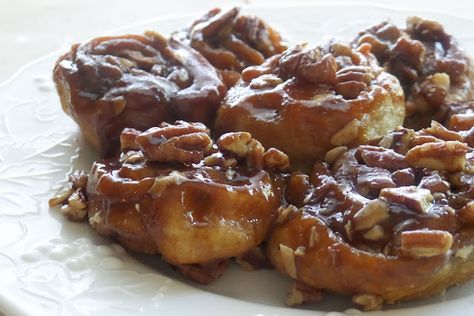 Welcome Home Blog: My Quick and Easy Sticky Buns Overnight Sticky Buns, Traditional Christmas Breakfast, Pecan Caramel Sauce, Sticky Buns Recipe, Easy Sticky Buns, Sticky Buns Recipes, Caramel Rolls, Nut Rolls, Roasted Pecans