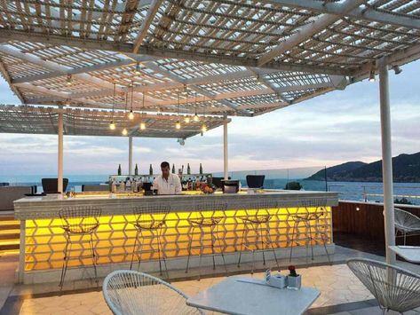 Bar Pergola, Outdoor Bar And Grill, Outdoor Bars, Container Cafe, Mosaic Wallpaper, Rooftop Bars, Hospital Interior Design, Outdoor Cafe, Safari Lodge