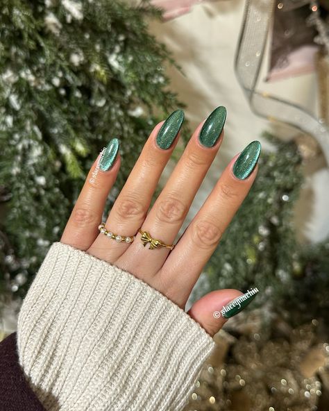 Pine Green Nails Christmas, Green Cateye Nails Christmas, Xmas Nails Simple Green, Emerald Green Xmas Nails, Christmas Nails Inspiration Green, Trendy Christmas Nails Green, Christmas Green Nails Almond, Holiday Nails Green Chrome, Square Christmas Nails Green