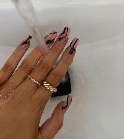 black swirled coffin shaped nail art | @sophiatuxford Black Swirl Nail Design, 90s Nails Trends, Swirl Nail, 90s Nails, Nagellack Trends, January Nails, Colorful Nail, Nails Trends, Edgy Nails