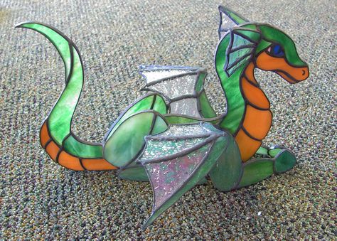 Cute 3D piece. Stained Glass Dragon, Glass Dragon, Stained Glass Patterns Free, Glass Inspiration, Glass Art Projects, Stained Glass Suncatchers, Stained Glass Diy, Tiffany Glass, Stained Glass Crafts