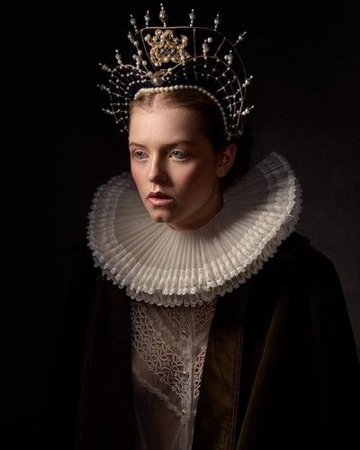 Royal Portrait Photography, Fine Art Portrait Photography, Art Photography Portrait, Fine Art Portraiture, Classic Portraits, Royal Aesthetic, Headpiece Hairstyles, Fine Art Portraits, Photographic Studio