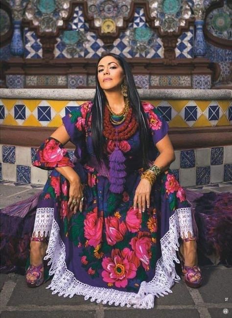 Mexican Punk Fashion, Mexican Photoshoot, Boho Chic Fashion Bohemian, Bohemian Photoshoot, Latina Culture, Lila Downs, Mexico Fashion, Beautiful Photoshoot Ideas, Mexican Fashion