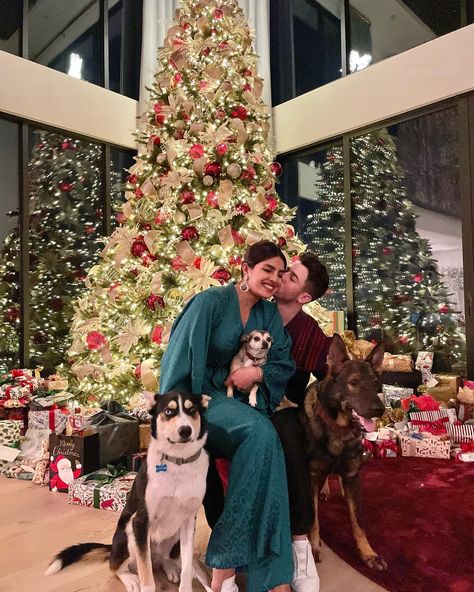 Joanna Gaines Instagram, Hollywood Divas, Bindi Irwin, Family Christmas Cards, Beautiful Notes, Entertainment Tonight, Hyun Bin, Merry Christmas Everyone, Christmas Wonderland