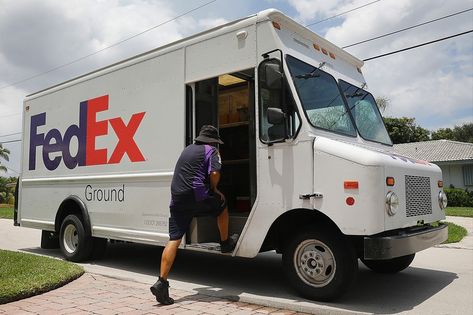 FedEx to End Ground Delivery Partnership With Amazon #daily #news #hypebeast #mux #muxjasper #fivedoubleues Delivery Pictures, Job Clothes, Fedex Delivery, Innovative Packaging, Package Delivery, Jobs For Teens, Go Around, Photo To Video, Delivery Service