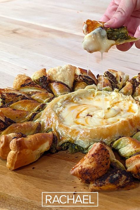 Brie Pesto Puff Pastry, Pesto Brie Appetizer, Pesto Puff Pastry Wreath, Puff Pastry With Pesto And Cheese, Puff Pastry Wreath Appetizer, Wrapped Brie Recipes, Wreath Shaped Appetizers, Puff Pastry Wreath Recipes, Brie And Puff Pastry Recipes