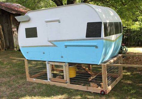 chicken-coop4 by Vintage Shasta Forum Backyard Rabbits, Chicken Enclosure, Truck Topper, Funny Chickens, Chicken Aprons, Pet Chicken, Buttermilk Dressing, Chicken Coup, Chicken Tractor