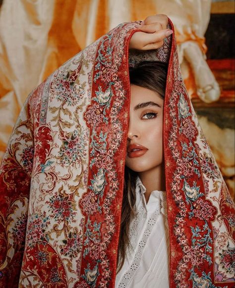 Kimia Hosseini, Persian Women, Persian Fashion, Indian Bride Outfits, Self Portrait Photography, Arab Beauty, Iranian Women, Silk Carpet, Eye Photography