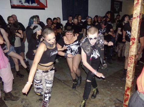 Underground Punk Scene, Hardcore Show Outfit, Punk Core Aesthetic, Hardcore Punk Aesthetic, Punk 2000s, Punk Show, Hardcore Aesthetic, Hardcore Punk Fashion, Punk Show Outfits