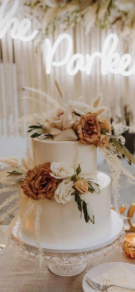 Decorate Cake, Beach Wedding Tables, Rustic Beach Wedding, Rustic Wedding Colors, Fall Barn Wedding, Boho Wedding Cake, Country Wedding Cakes, Intimate Backyard Wedding, Food Handling