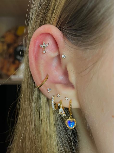 ear stack with stacked lobes, conch, flat and forward helix Forward Helix And Flat Piercing, Flat And Forward Helix Piercing, Piercing Inspo Ear Minimalist, Ear Flat Piercings, Conch And Forward Helix Piercing, Flat Earring Piercing, Triple Lobe And Helix Piercing, Stacked Lobe Piercing Ideas, Conch And Flat Piercing