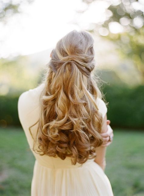 beautiful hairstyle, reminds me of Aurora's hair from Sleeping Beauty Aesthetic Aurora, Butler Oc, Marie Windsor, Ffxiv Character, Jacaerys Velaryon, Titan Aesthetic, Disney Au, Aesthetic Dump, Elegant Wedding Hair