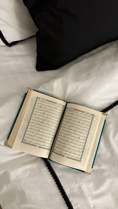 Quran Aesthetic, Islamic Lifestyle, Islamic Library, مل�صق ديني, Quran Wallpaper, Bookstagram Inspiration, Quran Book, Coran Islam, Muslim Pictures