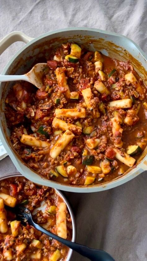 One Pot Ragu Tteokbokki (Korean Rice Cakes) – 10 Days of Cozy One Pot Recipes - EATING with Kirby Korean Rice Cake Recipe, Korean Rice Cakes, One Pot Recipes, Korean Rice Cake, Rice Cake Recipes, Korean Rice, Korean Street Food, Fire Roasted Tomatoes, Comfort Dishes