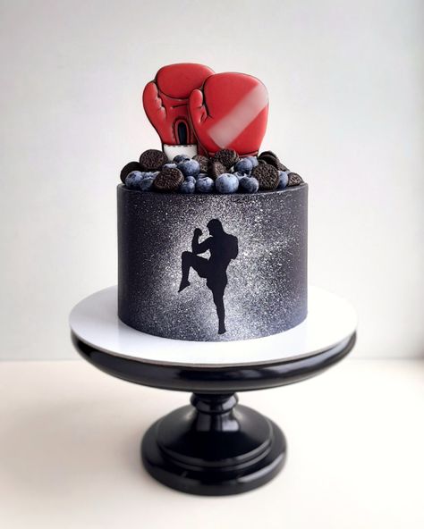 Fitness Birthday Cake, Mma Cake Ideas, Mma Birthday Cake, Sport Cakes For Men, Kickboxing Cake Ideas, Ufc Cake Ideas, Boxing Cake Ideas For Men, Boxing Birthday Cakes For Men, Ufc Cake