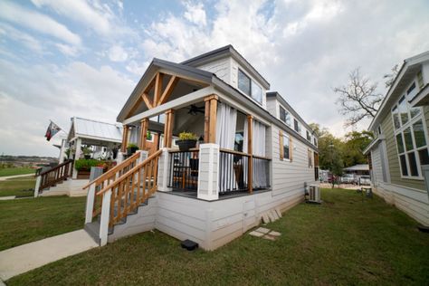 Her Retirement Park Model Tiny House with a Crafting Room Park Model Trailer, Crafting Room, Florida Parks, Tiny House Talk, Park Model Homes, Tiny House Builders, Mobile Home Living, Tiny House Community, Model House Plan