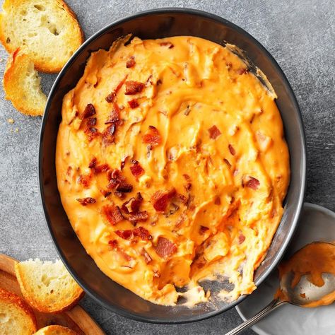 Hot Bacon Cheese Dip Hot Bacon Cheese Dip, Pizza Fondue, Dips Party, Bacon Cheese Dip, Chili Queso, Dip Appetizers, Cheeseburger Dip, Hot Pizza, Beef Dip