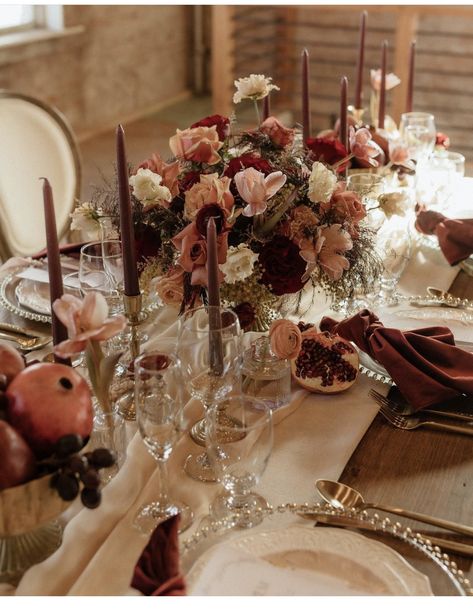 Moody Wedding Reception Table, Round Tablescapes Fall, Red Spring Flowers, Tablescape Wedding Round Table, February Wedding Table Decor, Burnt Red Wedding, Sedona Wedding Colors, Rust And Blush Wedding, Wedding Table Decorations Round Tables