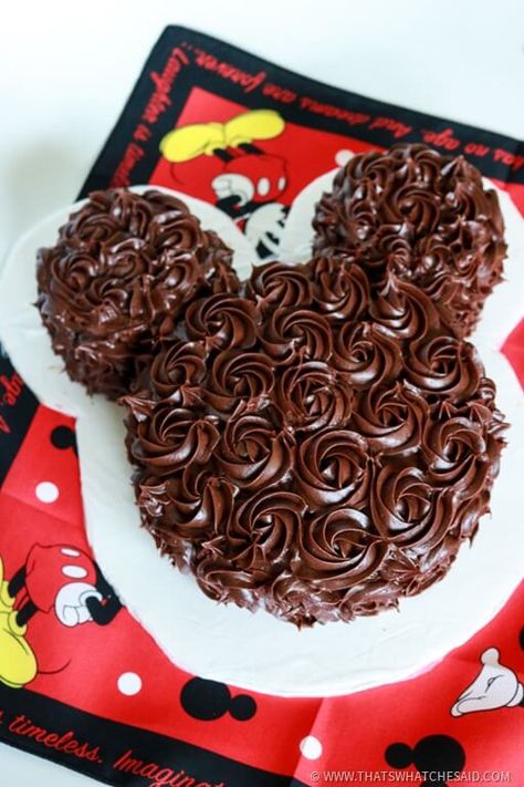 A classy finish to a great Mickey Mouse Cake!  It's so much easier than you think! Birthday Cake Disney, Cupcakes Minnie Mouse, Ideas For Birthday Cake, Mickey Birthday Cakes, Diy Mickey Mouse, Mickey Cake, Cake Elegant, Mickey Mouse Birthday Cake, Mickey Mouse Cupcakes