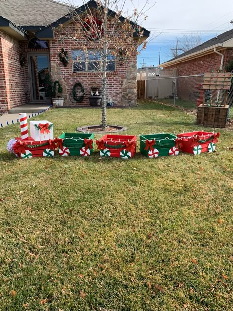 Outdoor Christmas Train Diy, Diy Christmas Yard Art, Decoracion Navidad Diy, Christmas Favors Diy, Christmas Gnome Decor, Outdoor Christmas Light Displays, Playhouse Diy, Sled Decor, Diy Natal