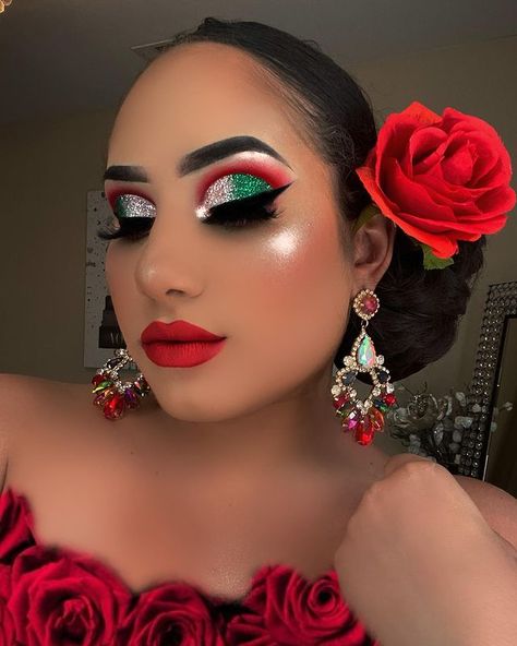 Candy Lover en Instagram: “Cinco de Mayo ❤️🇲🇽 Que creen? Tutorial completo en Facebook Full tutorial on my Facebook Products used: @benefitcosmetics precisely my brow…” Mexicana Makeup, 1950 Hairstyle, Mehendi Photography, Amazon Woman, Eyeshadow Designs, Eyeshadow Step By Step, Mexican Independence Day, Mexican Independence, Princess Makeup