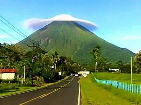 Costa Rica. Volcán Arenal con chonete. Arenal Costa Rica, Fortuna Costa Rica, Lenticular Clouds, Costa Rica Travel, Central America, Adventure Awaits, Planet Earth, Nicaragua, Mount Rainier