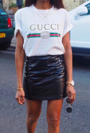 gucci tee + leather mini Black Pencil Skirt Outfit, Gucci Tee, Upcoming Fashion Trends, Fashion Me Now, Black Leather Skirt, Gucci T Shirt, Gucci Outfits, Looks Street Style, Tshirt Outfits