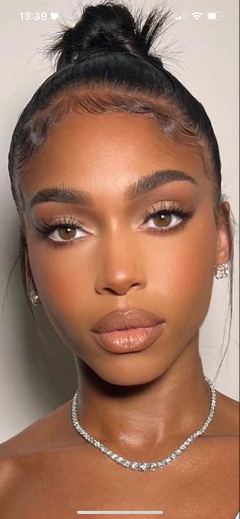 Lory Harvey Makeup, Victoria Secret Makeup Black Women, Glowy Makeup Black Women, Victorias Secret Make Up, Romantic Makeup Archetype, Romantic Archetype Makeup, Light Brown Skin Makeup, Extension Black Women, Black Barbie Makeup