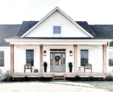 White Metal House With Black Metal Roof, White House Black Metal Roof One Story, White Board And Batten Exterior Small House, Ranch House With Vertical Siding, White Vertical Siding Exterior Farmhouse, White Board And Batten Exterior Ranch, Small Farmhouse Exterior, Modern Farmhouse Exterior One Story, Barndominium Ideas 3 Bedroom