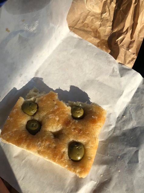 Focaccia Bread Aesthetic, Focaccia Aesthetic, Olives Aesthetic, Olive Food, Olive Focaccia, Foccacia Bread, Food Italy, Natural Cleanse, Feel Good Food